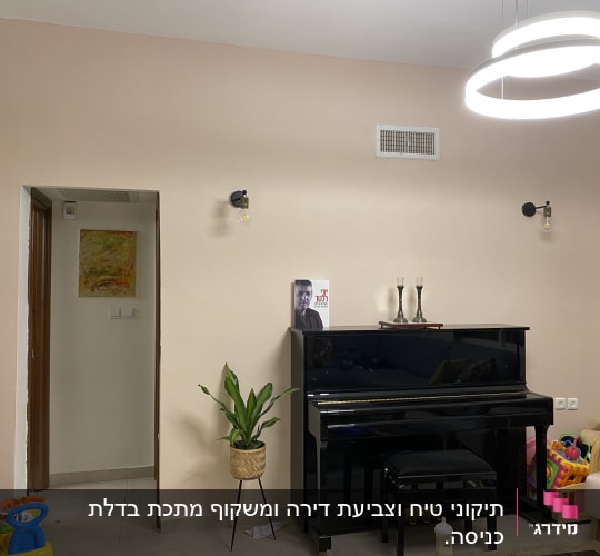 ציור צבעוני תלוי על קיר ליד דלת